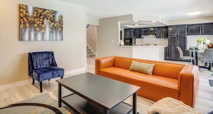 6 Mi to Las Vegas Strip: Home w/ Pool & Patio!