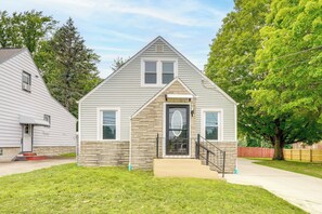 House (3 Bedrooms) | Front of property - 3 Mi to Dtwn Youngstown & Ysu: Family Home w/ Yard (Youngstown)