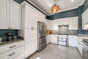 Interior - Grand Victorian Home, Walk to Historic Town Square (Waverly)