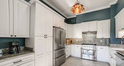9 Mi to Kentucky Lake: Spacious Victorian Home!