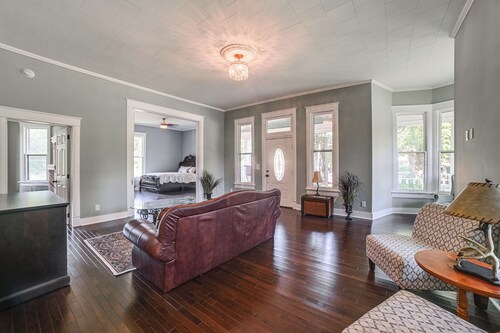 9 Mi to Kentucky Lake: Spacious Victorian Home!