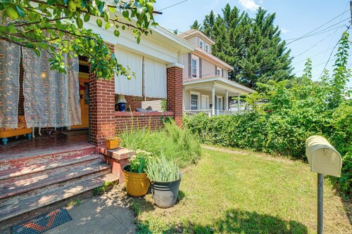 Half-mi to Dtwn: Cozy Roanoke Apt!