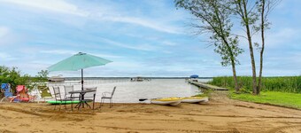 Hot Tub & Game Room: Lakefront Merrifield Retreat!