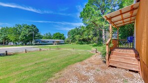 Unclassified image, 2 of 24, button - 1 Mi to Lake Texoma: Cozy Studio w/ Outdoor Space! (Kingston)