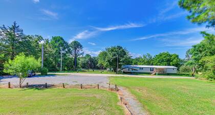 1 Mi to Lake Texoma: Cozy Studio w/ Outdoor Space!