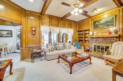 Pet-friendly Home w/ Pool - 8 Mi to Central Plano!