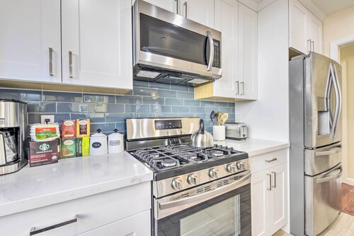 Sunny Oakland Retreat w/ Patio & Cute Garden!