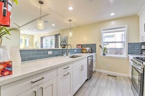 House (2 Bedrooms) | Interior - Sunny Oakland Retreat w/ Patio & Cute Garden! (Oakland)