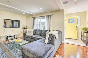 House (2 Bedrooms) | Interior - Sunny Oakland Retreat w/ Patio & Cute Garden! (Oakland)