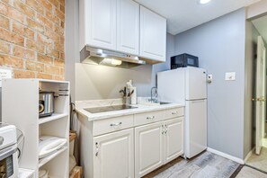 Apartment (1 Bedroom) | Interior - < 25 Mi to Downtown Baltimore & DC: Apt w/ Deck (Columbia)