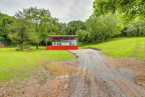 Apartment (0 Bedroom) | Interior - River Access & Private Deck: Mountain View Retreat (Mountain View)