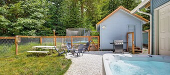 7 Mi to Mt Rainier NP: Home w/ Private Hot Tub!