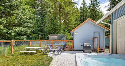 7 Mi to Mt Rainier NP: Home w/ Private Hot Tub!