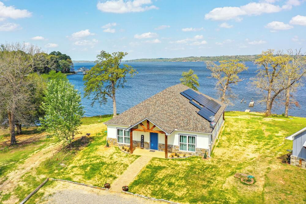 Lake Palestine Vacation Rental - Steps to Water! - New York, TX
