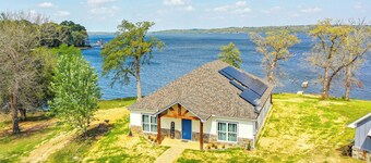 Lake Palestine Vacation Rental - Steps to Water!