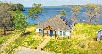 Lake Palestine Vacation Rental - Steps to Water!