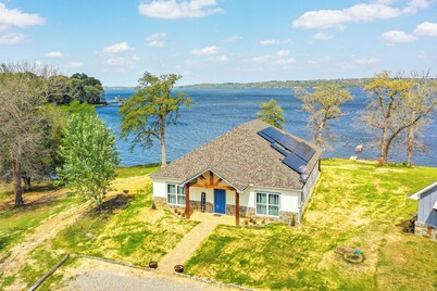 Lake Palestine Vacation Rental - Steps to Water!
