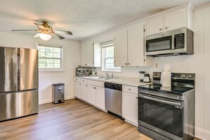 Interior - 6 Mi to Dtwn: Charming Home w/ Yard in Charlotte (Charlotte)