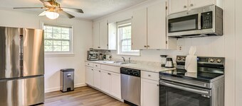 6 Mi to Dtwn: Charming Home w/ Yard in Charlotte
