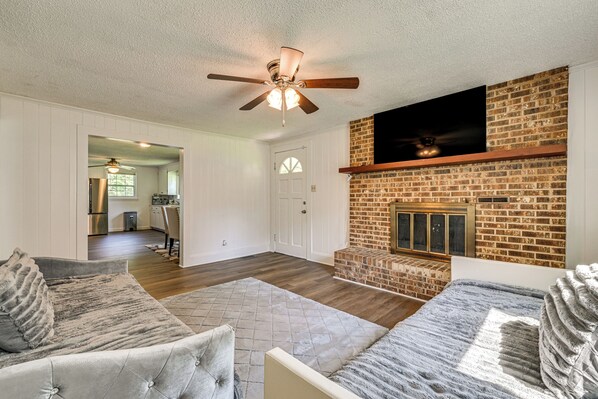 Interior - 6 Mi to Dtwn: Charming Home w/ Yard in Charlotte (Charlotte)