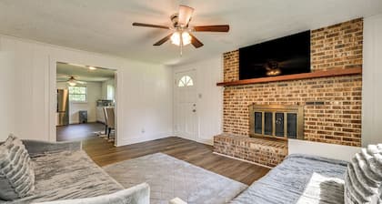 6 Mi to Dtwn: Charming Home w/ Yard in Charlotte