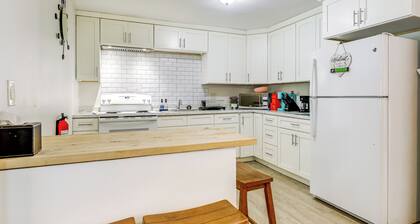 10 Mi to Hartford: Family Home w/ Yard
