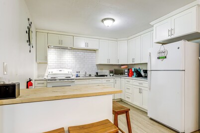 10 Mi to Hartford: Family Home w/ Yard