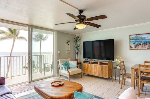 Beachfront Penthouse w/ 3 Lanais on Oahu!