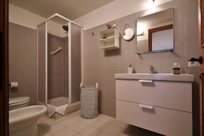 Sèche-cheveux, serviettes fournies, papier toilette