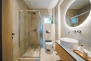 Een douche, een haardroger, handdoeken, zeep