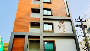 Een meerlaags gebouw met een modern ontwerp, dat een combinatie van houten en metalen elementen laat zien.