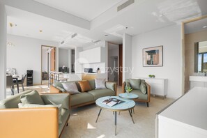 Appartement, 3 chambres, vue sur la ville | Aire de séjour | Téléviseur connecté de 50 po avec télévision par câble, Netflix