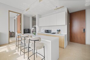 Apartment, 3 Bedrooms, City View | Dapur peribadi | Peti sejuk/penyejuk beku saiz penuh, ketuhar gelombang mikro, ketuhar 