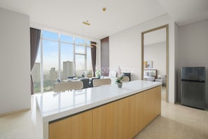 Appartement, 3 chambres, vue sur la ville | Cuisine privée | Réfrigérateur grande capacité avec congélateur, four à micro-ondes