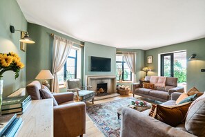 TV, fireplace, DVD player