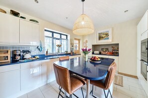 Réfrigérateur, micro-ondes, plaque de cuisson, lave-vaisselle