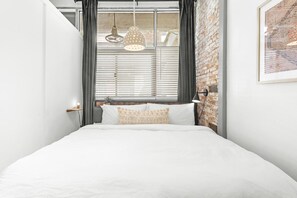 Escritorio, tabla de planchar con plancha, wifi gratis y ropa de cama