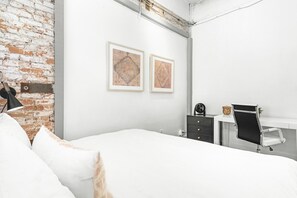 Escritorio, tabla de planchar con plancha, wifi gratis y ropa de cama