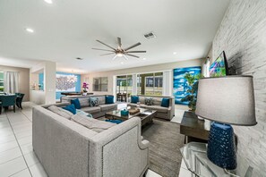 TV - Spacious Home•Near Disney•Pool+Themed Rooms (Kissimmee)