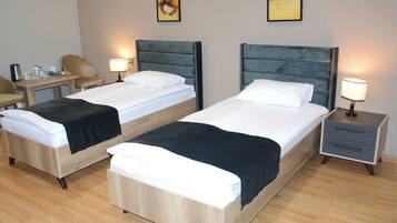Habitación estándar con 2 camas individuales, vista a la ciudad | Wifi gratis