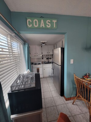 Een koelkast, een microgolfoven, een oven, een kookplaat