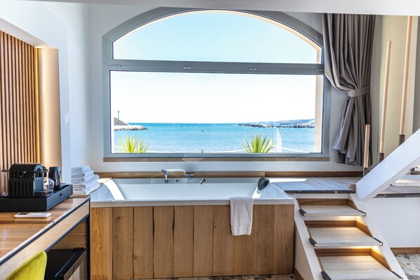 Suite de lujo, vista al mar | Área de sala de estar