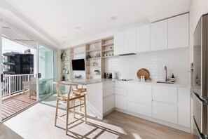 Een koelkast, een microgolfoven, een oven, een kookplaat