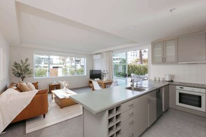 Een koelkast, een microgolfoven, een oven, een kookplaat