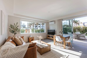 TV, offices - Sunny Courtyard Dreaming, Downtown with Pool & Gym (Mount Maunganui)