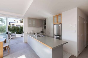 Een koelkast, een microgolfoven, een oven, een kookplaat