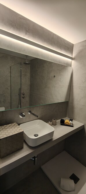 Shower, hair dryer, towels, soap - Caires Urban Nest - Family apartment in the historic center of Braga! (BRAGA)