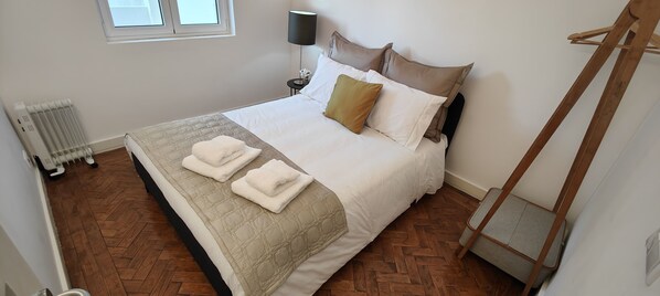 4 bedrooms, iron/ironing board, WiFi, bed sheets