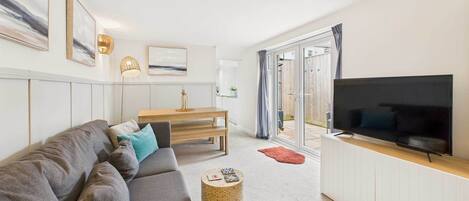 Fernseher, Bücher, Arbeitsbereiche