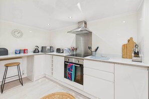 冰箱、微波炉、烤箱、炉灶